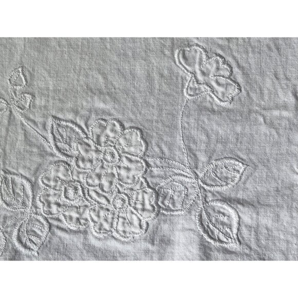 Embroidered Floral Placemats Napkins 17" X 12" White Scalloped Edges Set of 4 - Picture 5 of 10